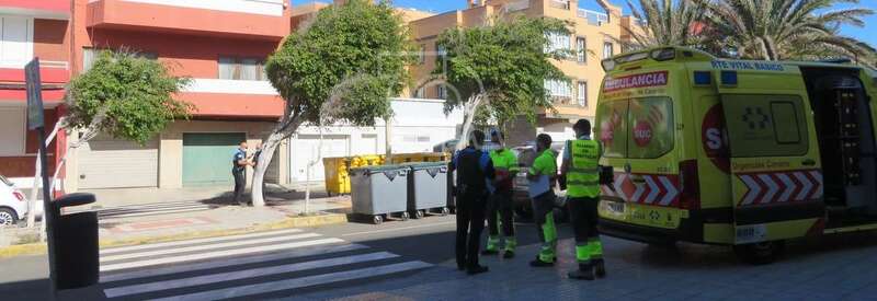 Agentes de la Policía Local y efectivos del SUC en la calle de Américo Vespucio/TA.